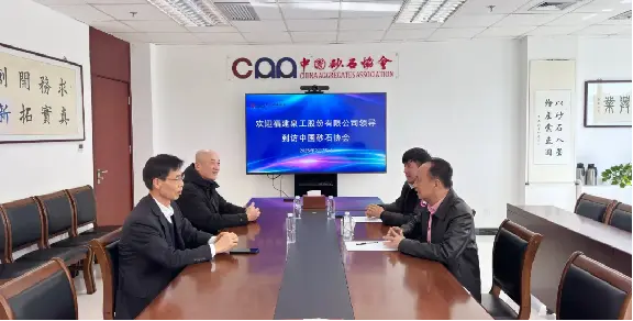 Fu Binghuang, président de Quangong Machinery Co., Ltd. a visité la Chine Sand and Stone Association pour la discussion