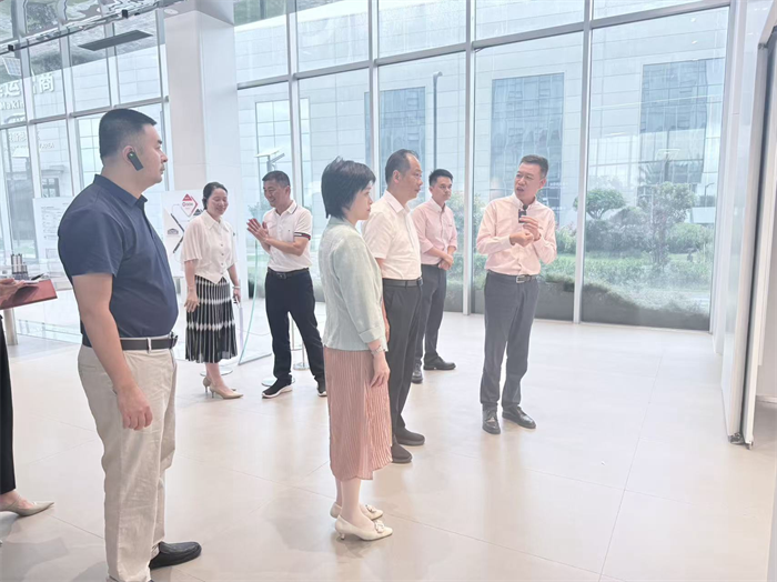 Le vice-maire de Quanzhou, Su Gengcong, a rendu visite à QGM et a donné des conseils Louant les réalisations en matière de fabrication intelligente et d'innovation