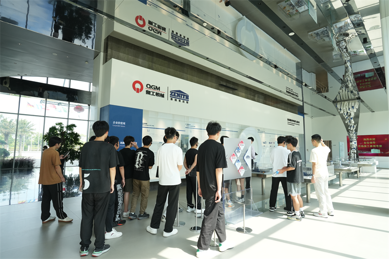 L'Université professionnelle de Liming a visité Fujian Quangong Machinery Co., Ltd pour un programme de développement de l'emploi.