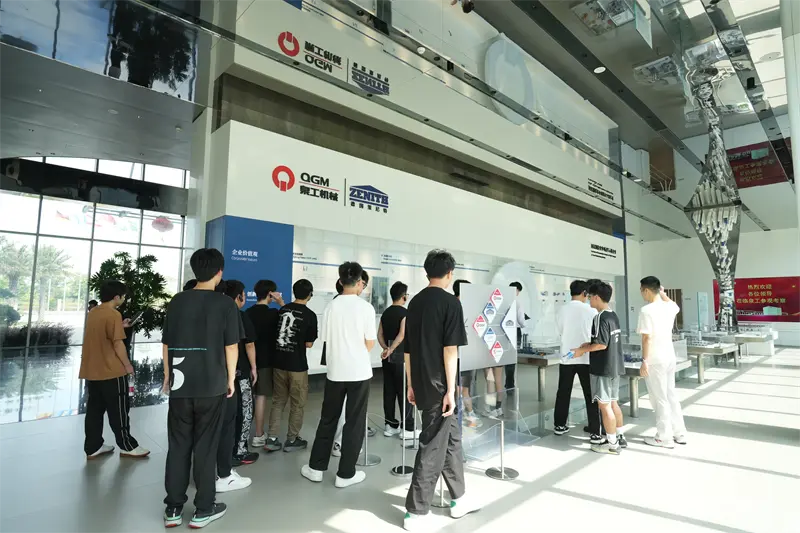 L'Université professionnelle de Liming a visité Fujian Quangong Machinery Co., Ltd pour un programme de développement de l'emploi.