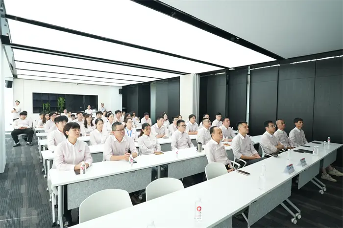 QGM : Regarder ensemble le défilé militaire et rassembler ses forces pour progresser