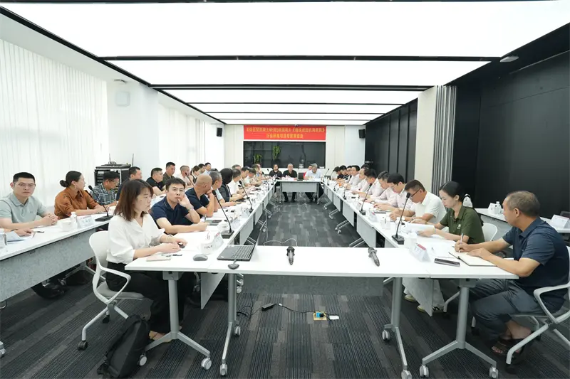 Diriger le développement des normes de l’industrie ! QGM a accueilli la réunion d'examen des experts sur les normes industrielles de la « Machine de formage de briques (plaques) en béton semblable à de la pierre » et du « Moule de machine de formage de blocs ».