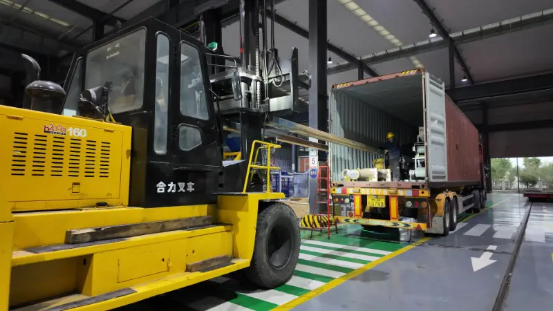 Les navires massifs sont porteurs de confiance et les équipements fabriqués intelligemment se dirigent vers des destinations dans le monde entier.