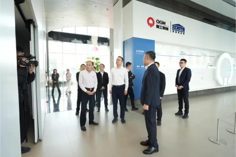 Le gouvernement et les entreprises travaillent ensemble pour promouvoir le développement ; la recherche sur place réchauffe le cœur des entreprises.