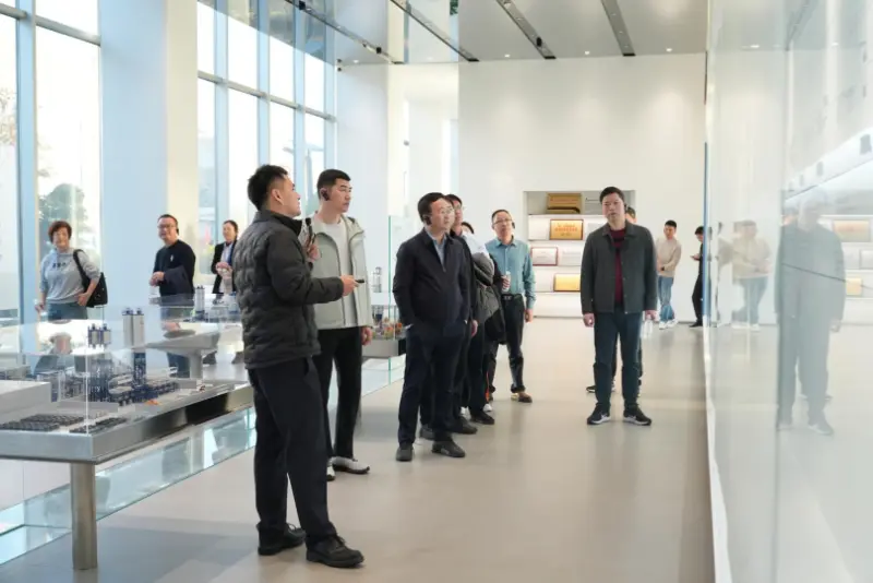 Une délégation de dirigeants et d'anciens élèves du collège n°9 de Quanzhou a visité Quangong Machinery Co., Ltd. pour des échanges et des discussions.
