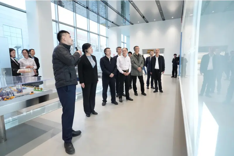 M. Liu Min, directeur général adjoint du Bureau de l'économie privée de la Commission nationale du développement et de la réforme (NDRC), et sa délégation ont visité Quangong Machinery Co., Ltd. pour une tournée d'inspection et de recherche.