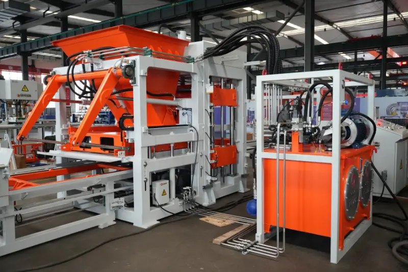 Intelligente et efficace, améliorant la qualité et la productivité : la nouvelle ligne de production de briques QT10 de Quangong Machinery Co., Ltd. fait sensation