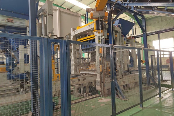 Le projet de machine à blocs de béton Zenith1500-2 est mis en service, aidant la construction municipale du Mali